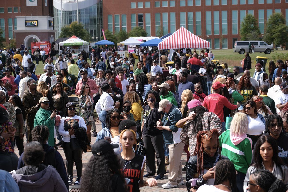 crowd at NSU homecoming